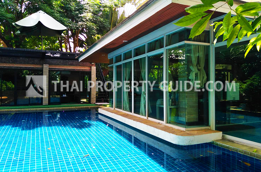 House with Private Pool in Bangnatrad