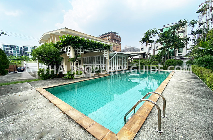 House with Private Pool for rent in New Petchburi