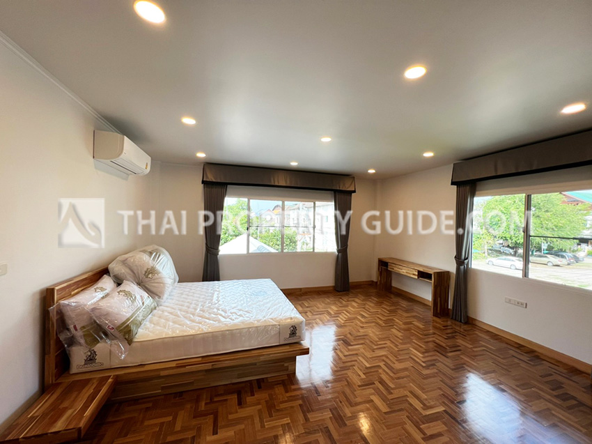 House with Private Pool in Srinakarin 