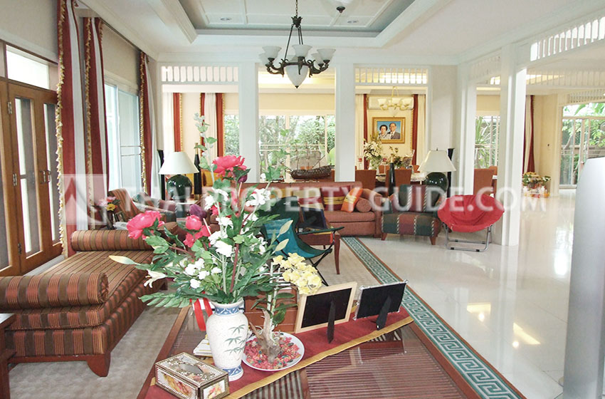 House with Private Pool in Sukhumvit 