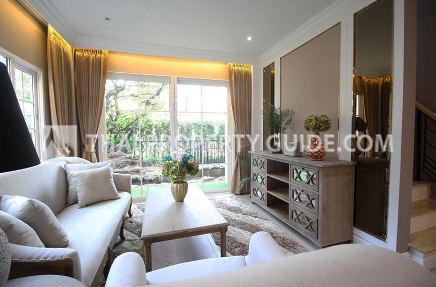 House with Shared Pool for rent in Lat Phrao