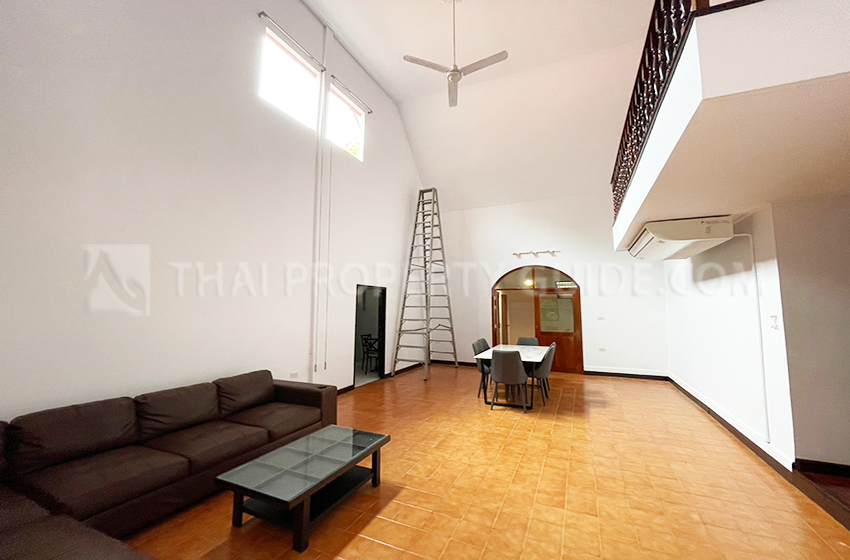 House with Shared Pool for rent in New Petchburi (near KIS International School)
