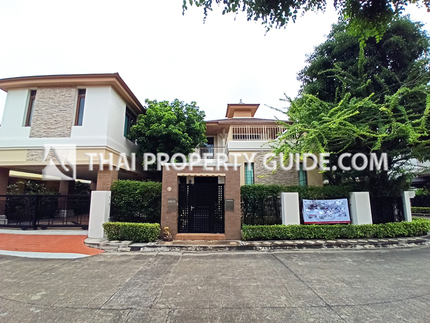 House with Shared Pool for rent in Pattanakarn (near KIS International School)