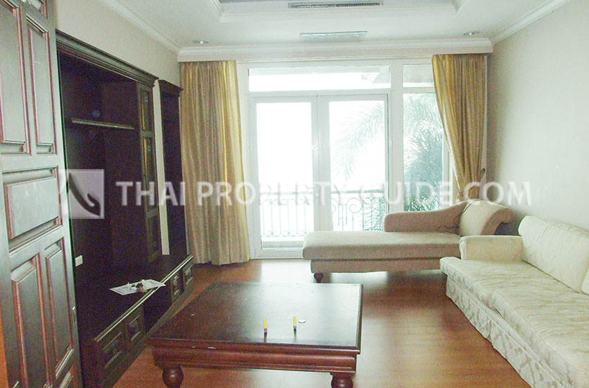 House with Shared Pool in Ploenchit 