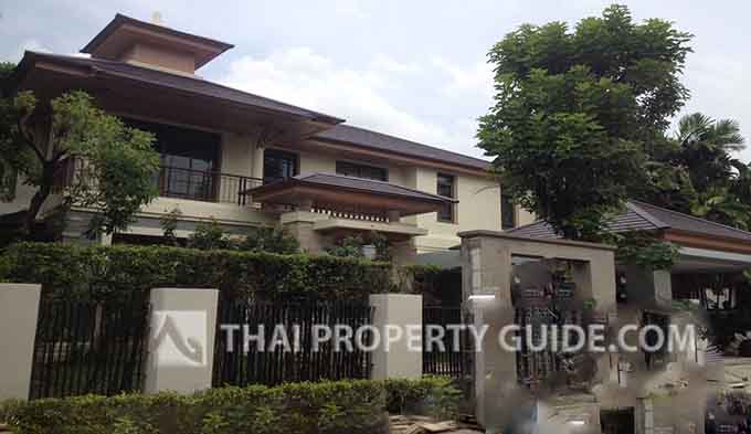 House with Shared Pool for rent in Pattanakarn