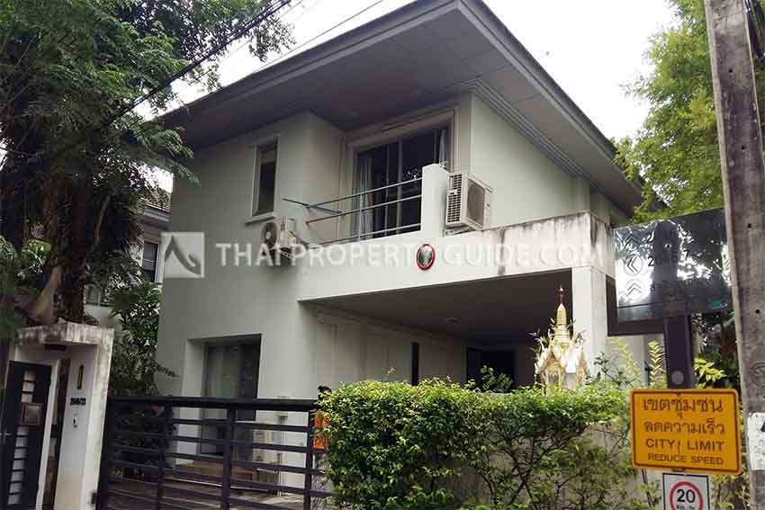 House with Shared Pool for rent in Pattanakarn (near KIS International School)