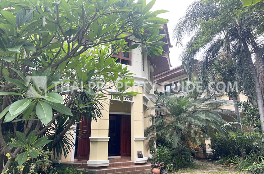 House with Shared Pool for rent in Ramkhamhaeng (near KIS International School)
