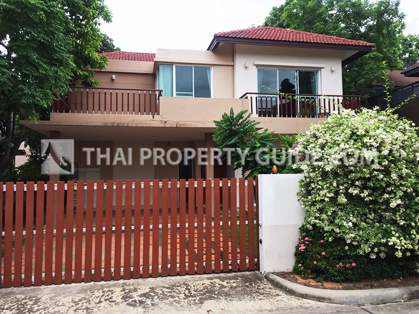 House with Shared Pool for rent in Srinakarin