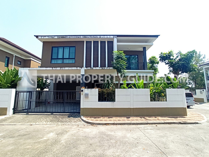 House with Shared Pool for rent in Srinakarin (near Bangkok Patana School)