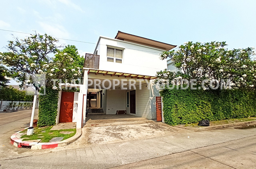 House with Shared Pool in Sukhumvit 