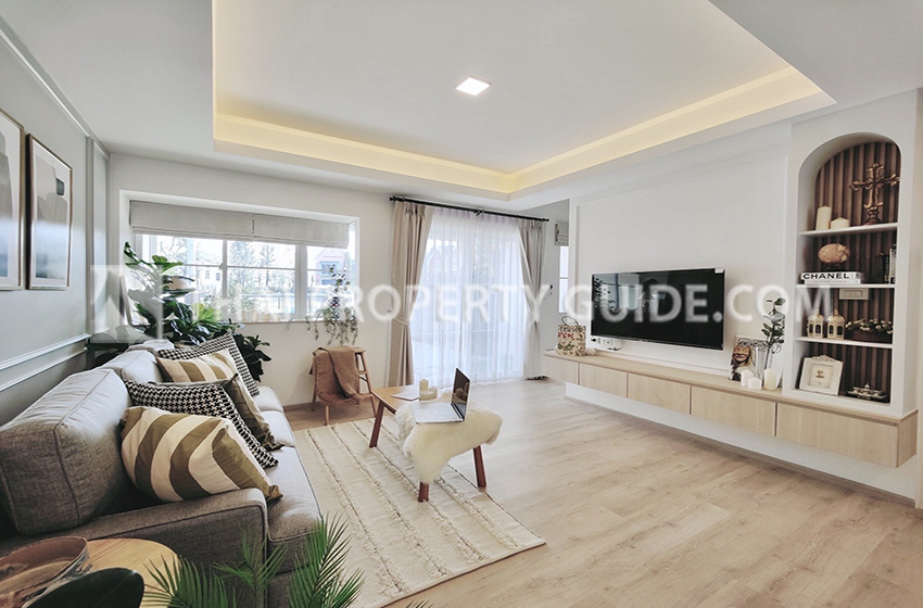 Townhouse for rent in Bangnatrad