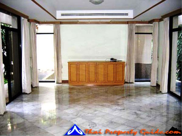 Townhouse in Phaholyothin 