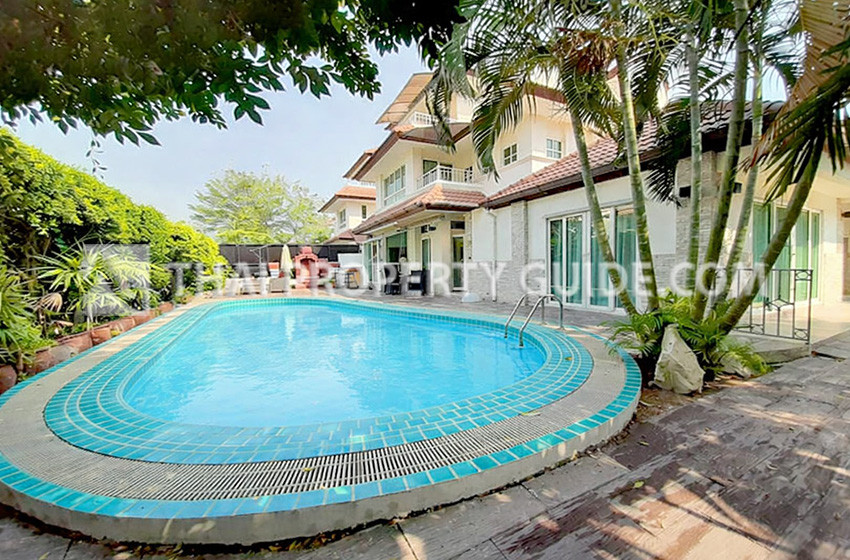 House with Private Pool